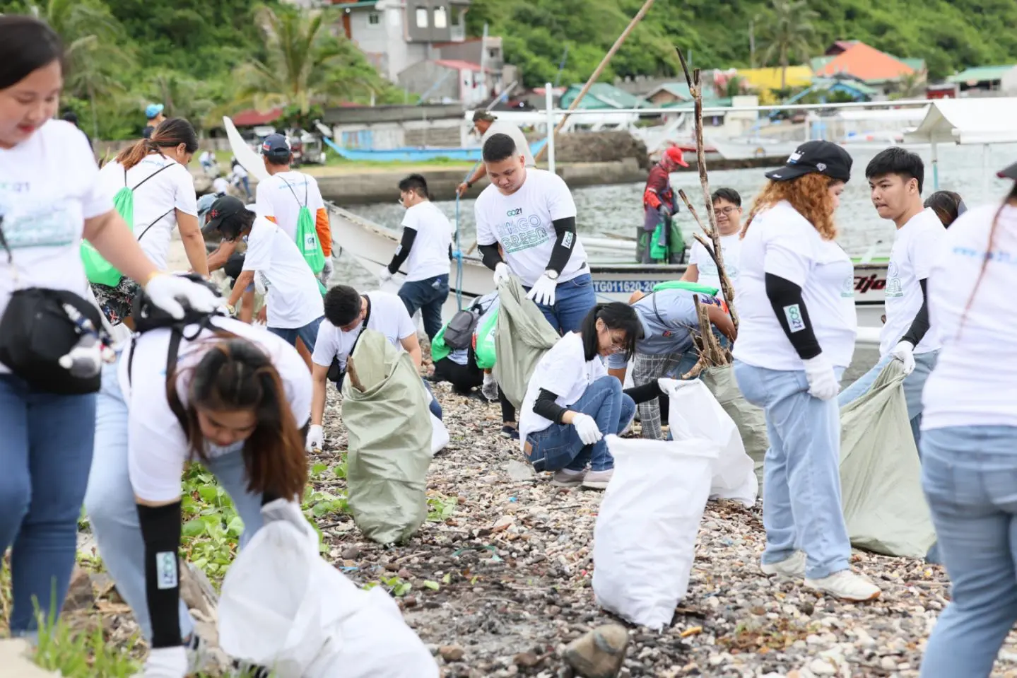 GO21 employees cleaning up the shore