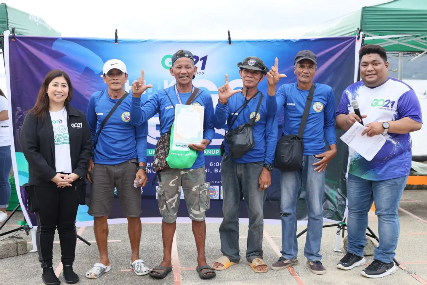 GO21 employees with the locals at the cleanup drive site