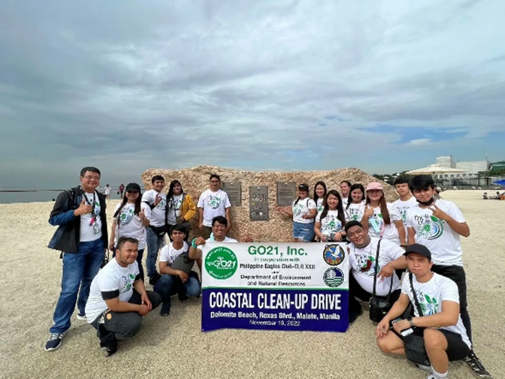 GO21 employees at the shore during the 2024 coastal cleanup drive