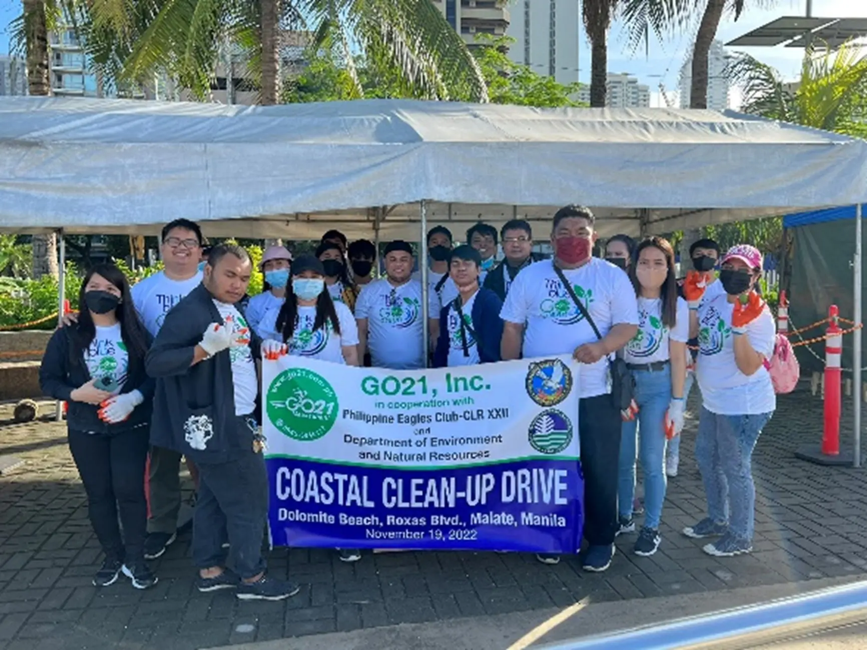 GO21 employees during the 2024 coastal cleanup drive